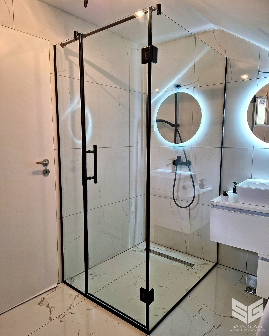 Ugaone tuš kabine na baglame